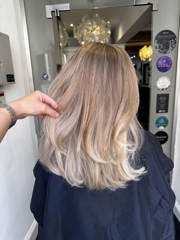 Pearl blonde soft-curled lob