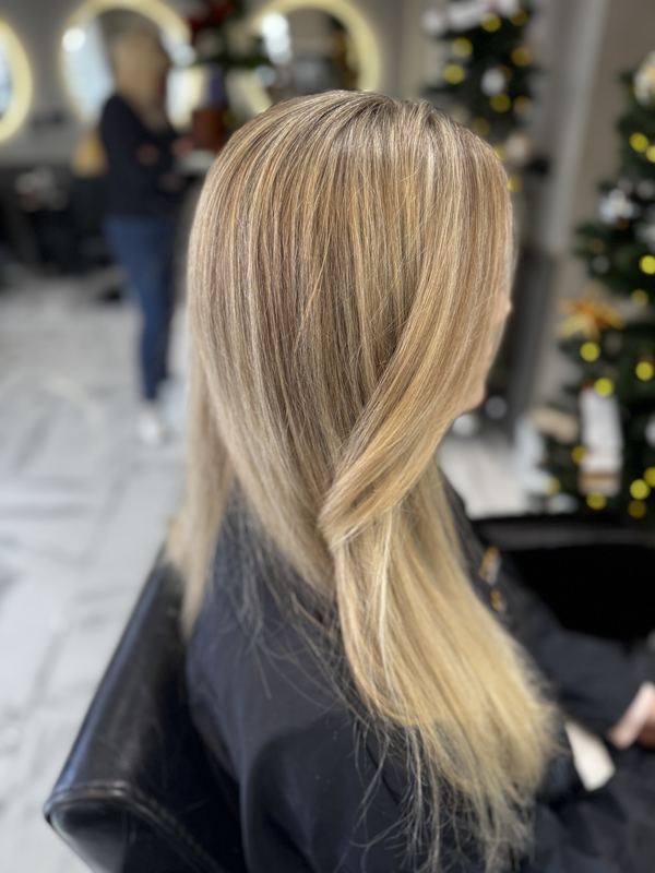 Sleek long blonde with a side sweep