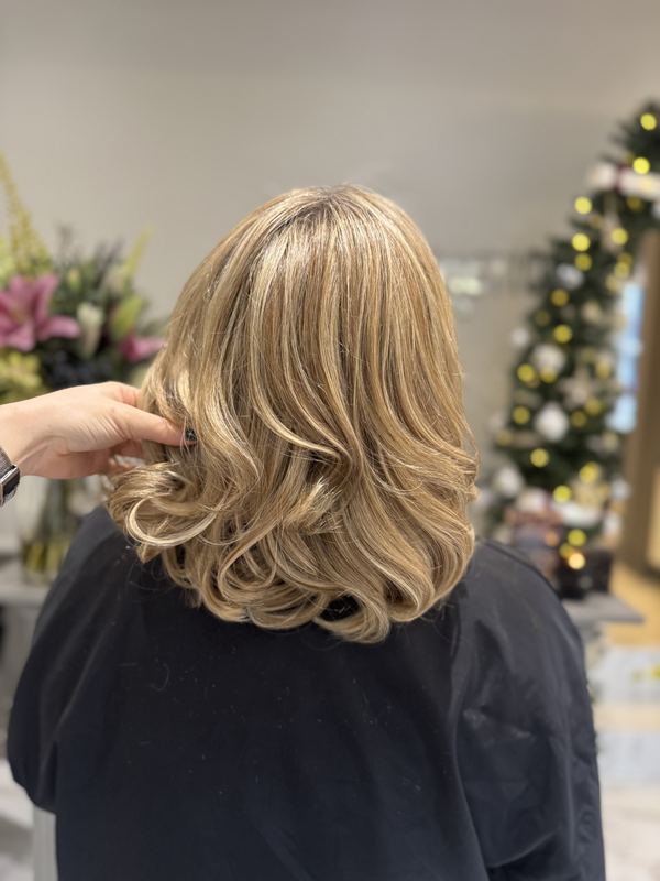 Bouncy golden blow-dry