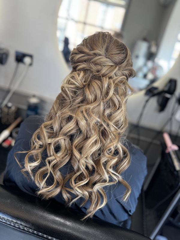 Half-up cascade of curls